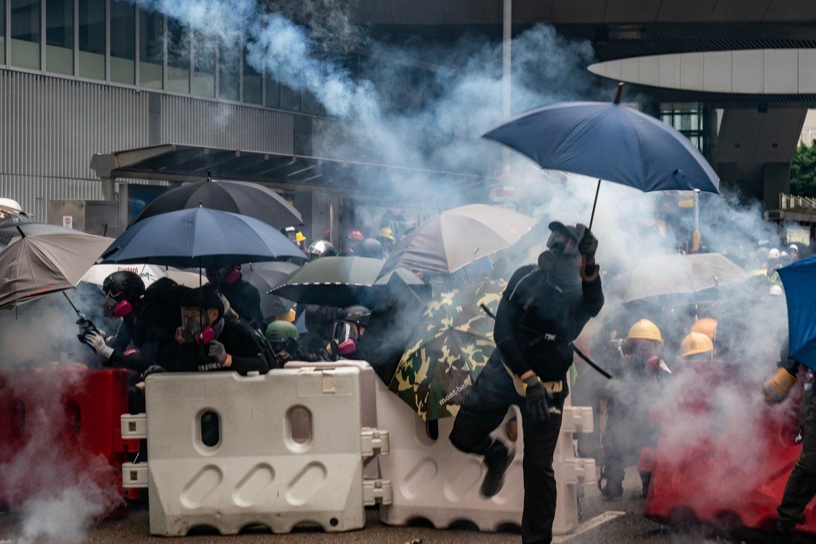 Властите използват водно оръжие, демонстранти отвръщат със запалени предмети.