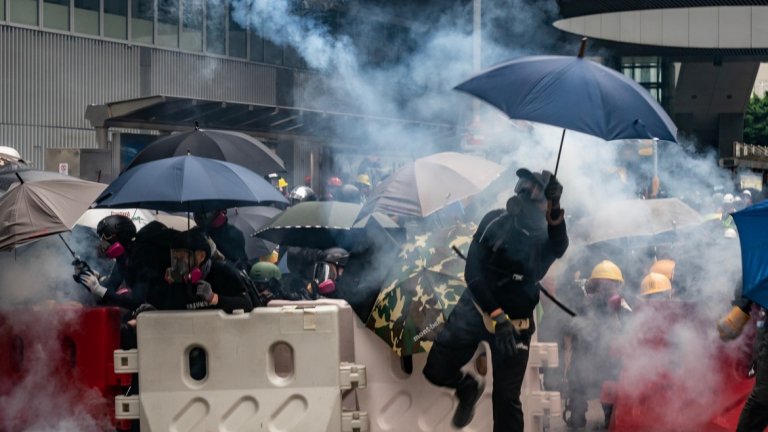 Властите използват водно оръжие, демонстранти отвръщат със запалени предмети.