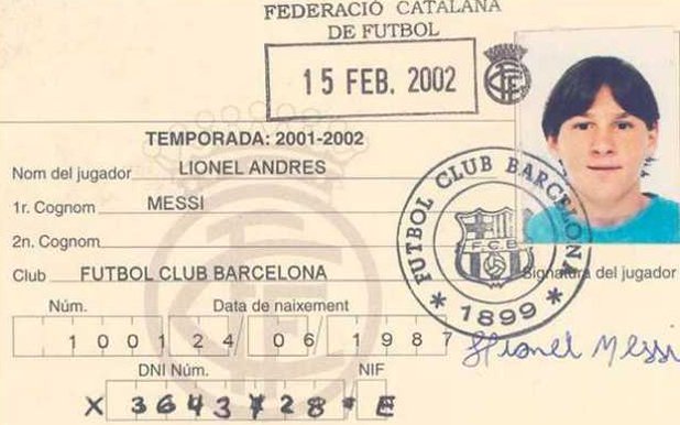 2002 г. Картотеката на Меси за формацията на Барса до 16 години. Прическата на хлапето не се промени още дълги години.