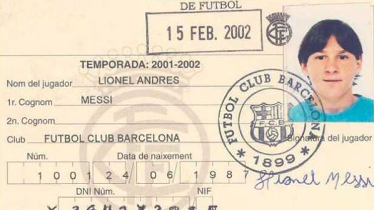 И първата му картотека в Барса, за сезон 2001-2002 г., в тима до 16 години, въпреки, че Меси е на 14.