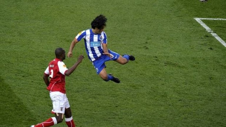 19. Радамел Фалкао - от Монако в Челси, наем.
Забравете Фалкао от Манчестър Юнайтед, затворете очи и си спомнете Тигъра от Порто и Атлетико. Головете му, изгарящото желание за победи и трофеи, страстта на терена... Това ще опита да събуди у него Моуриньо. Ако Фалкао успее да покаже дори 50% от стария Радамел, Челси ще е направил отличен бизнес.