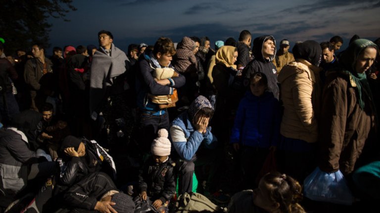 Македонската полиция пропуска бежанците на малки  групи