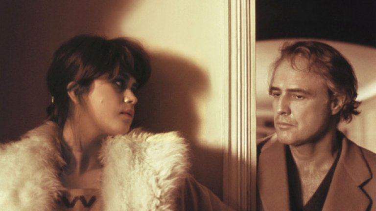 "Последно танго в Париж" (Last Tango in Paris, 1972)

Марлон Брандо и секс. Резултат - класика (в жанра, разбира се). Критиците определят филма като „най-великото емоционално преживяване на своята епоха". Това е един филм за нуждата. За изгарящото желание, което главният герой Пол (Марлон Брандо) изпитва да докосне друго човешко сърце. Персонаж, чието цяло съществуване може да бъде обобщено с един зов за помощ, и който е бил до такава степен малтретиран, че може да изрази нежността единствено със същото малтретиране. Никой, освен Брандо, не би могъл да играе в известната сцена с изнасилването, както и никоя актриса не би могла да се съревновава с Мария Шнайдер, която зрителят вижда гола в толкова много сцени. 