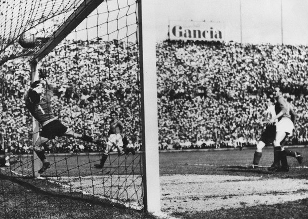 1948 г. Стан Мортенсен забива топката в италианската врата пред погледа на вратаря Валерио Баджигалупо. Англия бие с 4:0 в Торино, с голове на легенди - Мортенсен вкарва 2, Том Фини и Стенли Матюс добавят по един. 