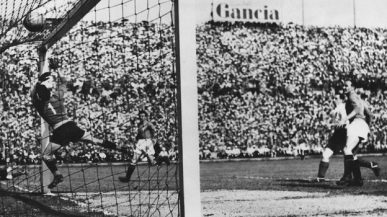 1948 г. Стан Мортенсен забива топката в италианската врата пред погледа на вратаря Валерио Баджигалупо. Англия бие с 4:0 в Торино, с голове на легенди - Мортенсен вкарва 2, Том Фини и Стенли Матюс добавят по един. 