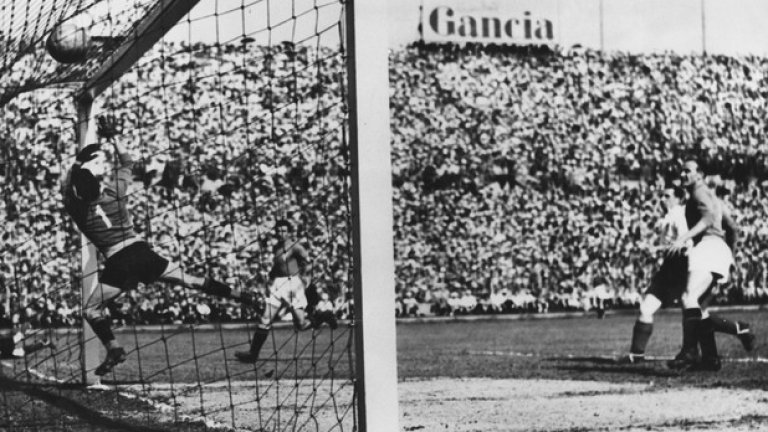 1948 г. Стан Мортенсен забива топката в италианската врата пред погледа на вратаря Валерио Баджигалупо. Англия бие с 4:0 в Торино, с голове на легенди - Мортенсен вкарва 2, Том Фини и Стенли Матюс добавят по един.
