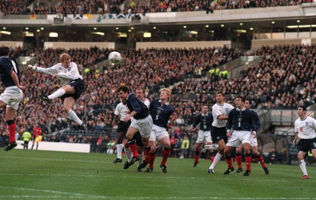  Шотландия – Англия 0:2, 13 ноември 1999 г. 

По ирония на жребия големите съперници от Острова трябва да играят бараж за участие на Евро `2000. В първия мач на „Хемпдън парк” в Глазгоу два гола на Пол Скоулс предрешават класирането на англичаните в европейските финали. Шотландците поне съумяват да излязат с чест от битката, като печелят реванша в Лондон с 1:0 след гол на Дон Хътчисън, който обаче не стига за нищо. От шотландския тим единственият щастлив е Джон Колинс, за когото това е последното участие с националния екип. „Излязох от терена, докато слушат как нашата публика пее песните си, докато англичаните си заминаха разочаровани от загубата”, казва халфът на Евертън. Тъй като това е последният мач за миналия век, медиите го определят като най-голямото дерби на Европа за всички времена. Споменава се и фактa, че именно този мач е привлякъл рекордните за континента 149 415 зрители през 1937 г. в Глазгоу, когато Шотландия бие 3:1.
