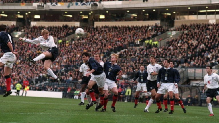  Шотландия – Англия 0:2, 13 ноември 1999 г. 

По ирония на жребия големите съперници от Острова трябва да играят бараж за участие на Евро `2000. В първия мач на „Хемпдън парк” в Глазгоу два гола на Пол Скоулс предрешават класирането на англичаните в европейските финали. Шотландците поне съумяват да излязат с чест от битката, като печелят реванша в Лондон с 1:0 след гол на Дон Хътчисън, който обаче не стига за нищо. От шотландския тим единственият щастлив е Джон Колинс, за когото това е последното участие с националния екип. „Излязох от терена, докато слушат как нашата публика пее песните си, докато англичаните си заминаха разочаровани от загубата”, казва халфът на Евертън. Тъй като това е последният мач за миналия век, медиите го определят като най-голямото дерби на Европа за всички времена. Споменава се и фактa, че именно този мач е привлякъл рекордните за континента 149 415 зрители през 1937 г. в Глазгоу, когато Шотландия бие 3:1.
