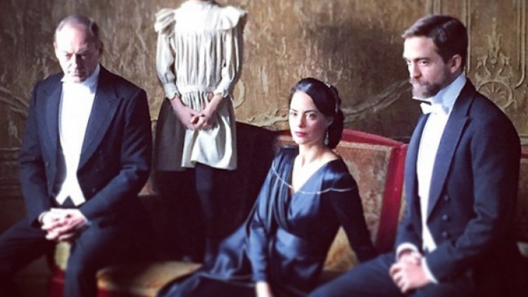 "Детството на един лидер"/The Childhood of a Leader
Брейди Корбет направи цяла кариера като "онзи тип, който беше много добър в онова нещо". Почти го разпознавахме в "Тринайсет", "Меланхолия" или "Марта, Марси, Мей и Марлен", а сега - най-после - може би е дошъл шансът му да изпъкне. Режисьорският му дебют The Childhood of a Leader ще допадне на много от селекционерите: това е художествен филм (базиран на разказ на Жан-Пол Сартр), пълен със звезди (Робърт Патинсън, Беренис Бежо) и достатъчно франкофонски (развива се в Париж през Първата световна война. Заснет е и на английски, и на френски