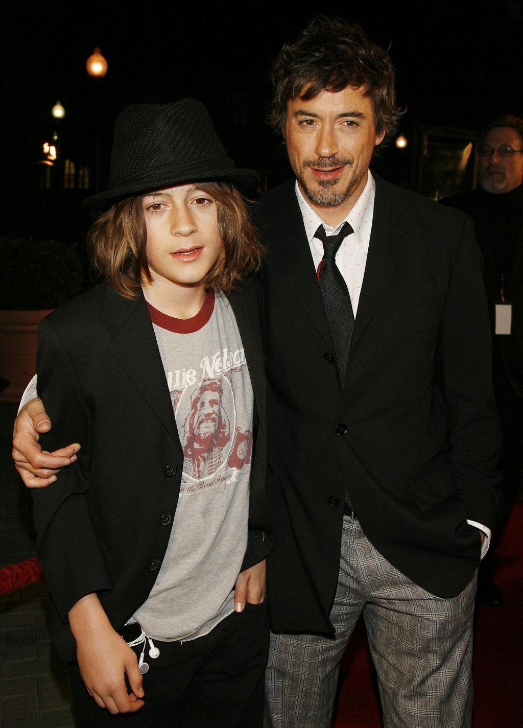 Синът на Робърт Дауни Джуниър - Индио, беше задържан за шофиране в нетрезво състояние. При проверка на автомобила бил намерен и пакет с кокаин. 