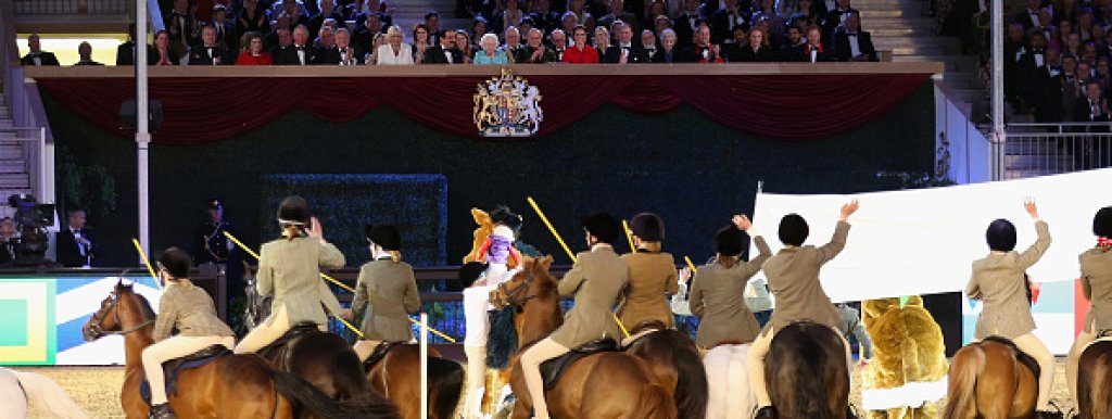 В парада участваха 900 коня - по десет за всяка година от живота на Нейно Величество, яздени от ездачи от целия свят