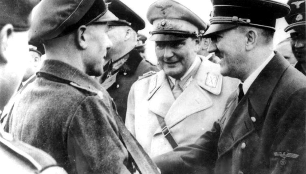 Bundesarchiv_Bild_183-1983-0331-500,_Hermann_Göring_und_Adolf_Hitler_bei_Truppenbesuch