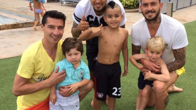 Синът му Филиус Алонсо е абсолютен негов двойник – с футболните гащета и готината прическа.