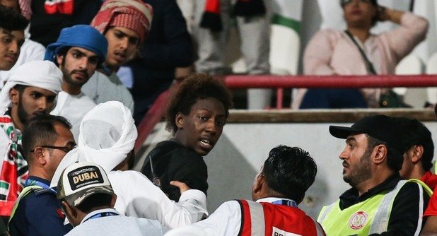 Фен на ОАЕ, който си хвърли обувките по играчите на Катар, бива изведен от стадиона в полуфинала за Купата на Азия