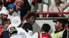 Фен на ОАЕ, който си хвърли обувките по играчите на Катар, бива изведен от стадиона в полуфинала за Купата на Азия