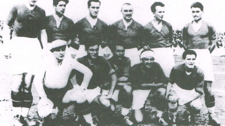 12 испански гола и един наш
Испания – България 13:0, 21 май 1933 г., стадион „Чамартин“, Мадрид
Най-тежкото поражение на България за всички времена е от злополучната визита в Испания, предшествана от пет дни пътуване с влак от София до Мадрид в конски вагони. За пръв път българските футболисти играят на трева, а не на сгурия. Единият от 13-те гола обаче е български, вкарва го в нашата врата футболистът на столичния ФК 13 Тодор Мищалов. 
Интересен е начинът, по който футболната общественост в София научава за резултата. Около 4000 души се събират пред Централна поща в очакване резултатът да пристигне по телеграфа. Първоначално идва съобщение, че сме загубили с 0:5, след това с 0:7, а после пристига информация, че двубоят уж не е завършил. „Почитаемото множество се развълнува, наложи се стражарите да извадят камшиците“, свидетелства вестник „Спорт“ за бурните събития пред пощата.