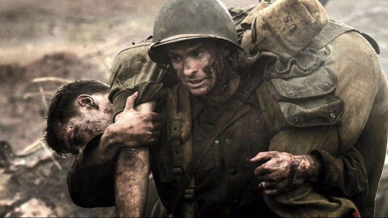 6. Hacksaw Ridge

Дезмънд Дос е войник, който не носи оръжие. Той е медик-пацифист, който участва в сражения по време на Втората световна война, опитвайки се да спаси колкото се може повече хора. По време на Битката за Окинава става герой, спасявайки живота на 75 мъже. През 2016-а Мел Гибсън режисира филма "Hacksaw Ridge" (Възражение по съвест), който разказва историята на Дос. В ролята е Андрю Гарфийлд.