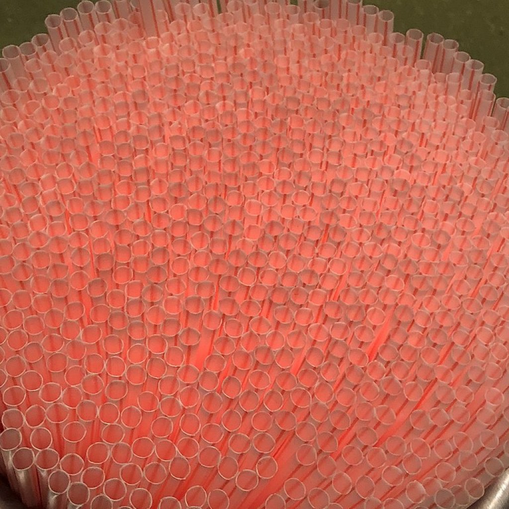 768px-Drinking_straws_2_2018-10-16
