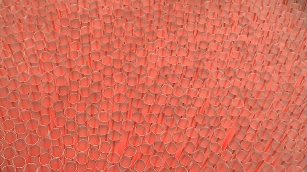 768px-Drinking_straws_2_2018-10-16