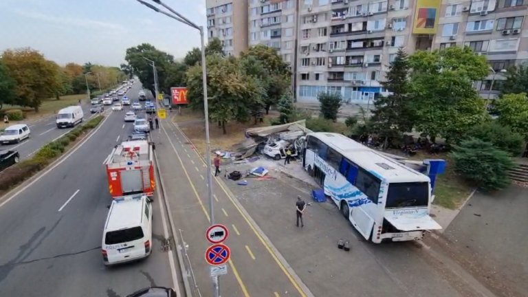 Автобус е помел патрулка в Бургас
