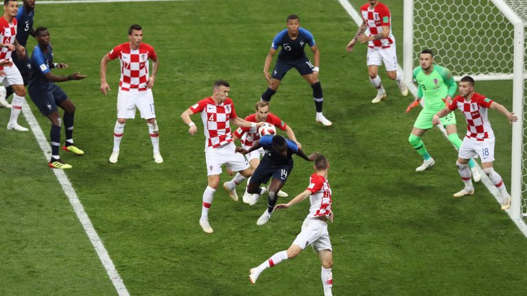 Играта с ръка вече е най-противоречивото и оспорвано нарушение във футбола - макар че още първият футболен правилник е ясен по въпроса