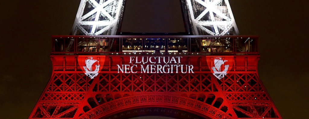 На нея със светлина е изписано и мотото на френската столица:  \"Fluctuat Nec Mergitur,\" който означава, че дори подхвърляна от вълните, не потъва.