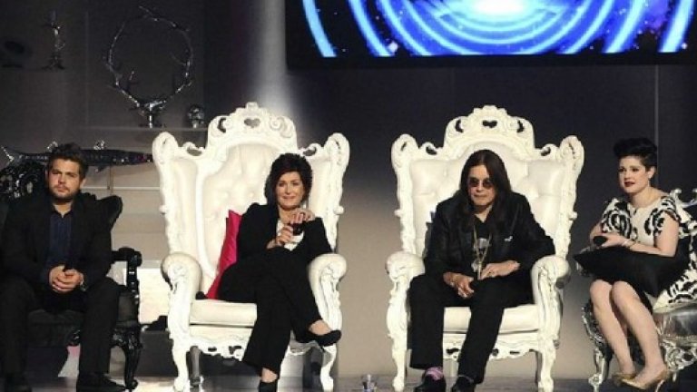 Osbournes Reloaded – ужасяващи отзиви
Началото на 2000-те в телевизията минава под знака на фамилията Озборн и риалити шоуто за техния необичаен семеен живот. Заради успеха им Fox решава да създаде вариететно шоу през 2009 г., водено от Ози Озборн, жена му Шарън и двете им деца. 
Osbournes Reloaded съдържа скечове, гостувания на знаменитости и музика на живо, но първо е съкратено от един час на 35 минути, а след това получава ужасяващи ревюта от критиката. 16 от филиалите на Fox отказват да покажат дори първия епизод, като 10 от тях все пак го излъчват на по-късна дата. Останалите пет заснети епизода отиват директно в архивите.