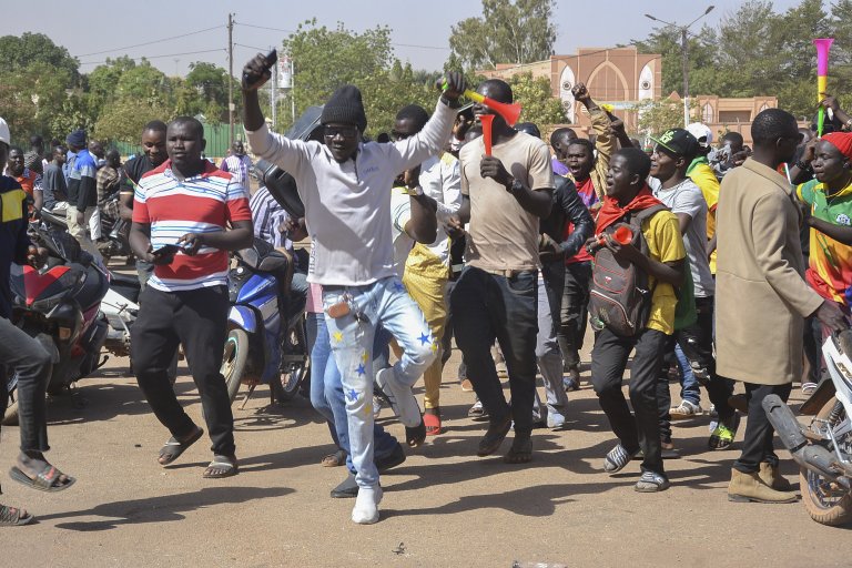 Протестиращи танцуват от радост след преврата в Буркина Фасо