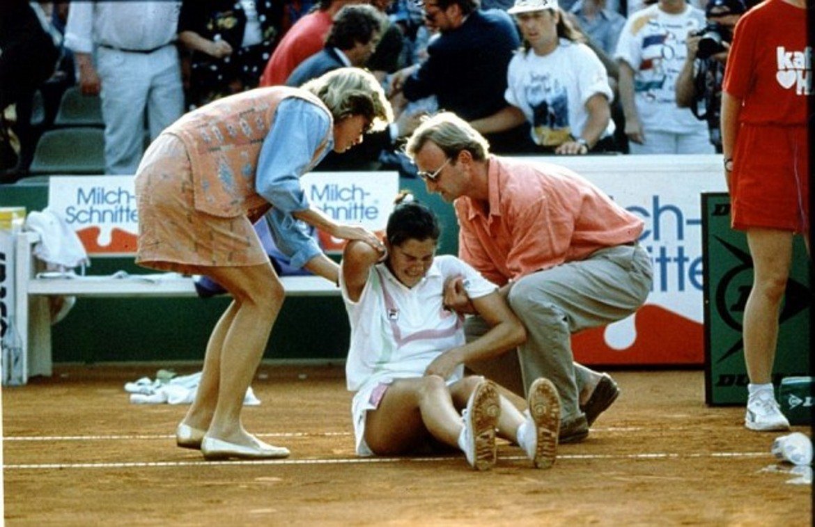 В края на април 1993-та Моника Селеш е наръгана с нож в гърба от фанатичен фен на Щефи Граф по време на мач с Магдалена Малеева в Хамбург.
