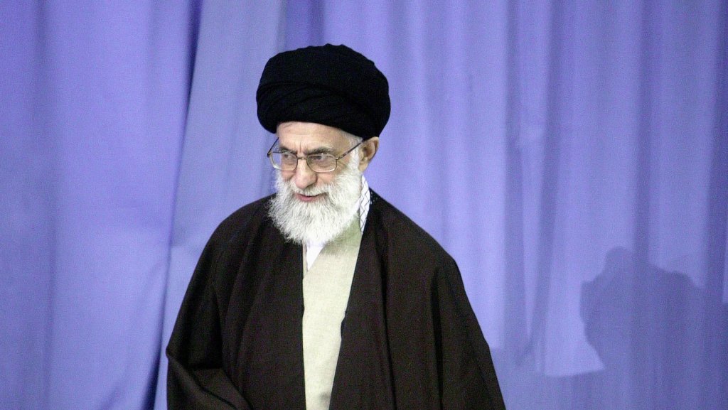 Али Хаменей (Иран)
На власт от 13 ноември 1989 г.
Хаменей е вторият аятолах на Иран след Рухолах Хомейни и заема позицията на върховен лидер вече над три десетилетия. Макар и властта му да не е неограничена, все пак той има много сериозен контрол върху различните клонове на управлението. Хаменей има и безусловната подкрепа на Революционната гвардия, която е създадена с цел защита на институцията аятолах, но с времето се превръща в гигантска структура с изключително влияние не само върху политическата система, но и върху всеки един аспект от иранското общество.