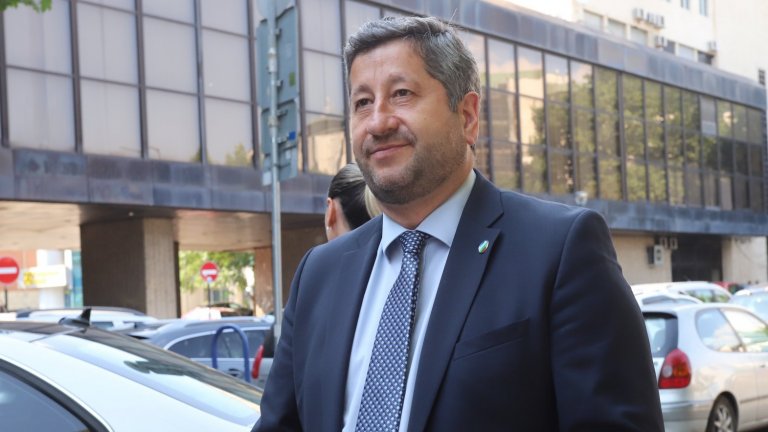 Надявам се да става дума за грешка - с тези думи подходи лидерът на "Демократична България" Христо Иванов към предложения от Слави Трифонов кабинет