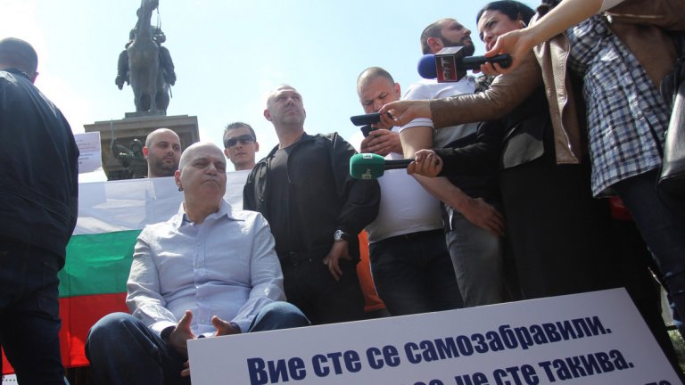 И днес Слави Трифонов се появи пред парламента, за да продължи седящия си протест. "Човек може да влезе в парламента като избраник, насилствено и доброволно, да го разгледа - мога и по трите"- казва водещият.
