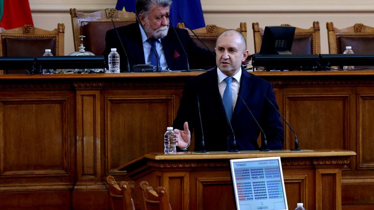 Когато гледаш към парламента, но вече мислиш пак ли ще е Гълъб, или този път ще търсиш Ястреб.