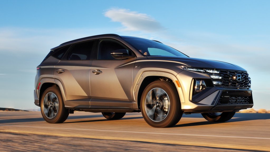 Hyundai TucsonHyundai Tucson впечатлява не само с просторно купе и огромен багажник, но и с един от най-стилните екстериори при компактните кросоувъри. Сред екстрите, които идват по подразбиране, са и адаптивен круиз контрол, следене на пътната маркировка и знаците и голям централен дисплей на инфотейнмънта.