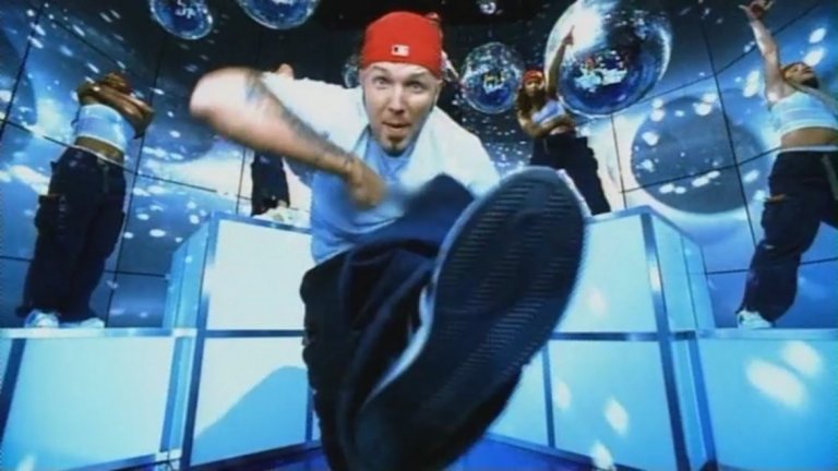 Limp Bizkit - Rollin - 2000 г.
Смъкнете малко таза, изпънете ръка напред и започнете ритмично да я размахвате наляво-надясно под формата на дъга. И гледайте лошо. Танцът е прост и идеално се вписва в цялостното усещане на парчето на Limp Bizkit. Танцът може и да няма чак такава популярност, но и до днес може да бъде актуален на местата, където като цяло биха ви пуснали Фред Дърст и компания.