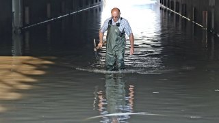 Поне щяха да дадат инструкции как да преплуваме подлеза на Орлов мост - с бруст, бътерфлай, гръб или свободен стил