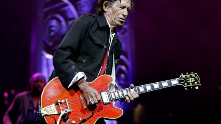 Кийт Ричардс паднал от дърво
Началото на европейското турне на Rolling Stones през 2006 г. беше отложено, тъй като малко преди това Кийт Ричардс падна от кокосово дърво във Фиджи. Той и другият китарист Рони Ууд явно се опитвали да изкачат дървото, но Ричардс полетял от 4-5 метра, ударил си главата и се наложила операция на мозъка му.
Неговият неврохирург по-късно се присъедини към турнето на бандата, а самият Кийт омаловажи инцидента и подчерта, че дървото е било много малко. „Ако бяхте видели това дърво, щяхте да разберете къде е иронията”, обясни той.