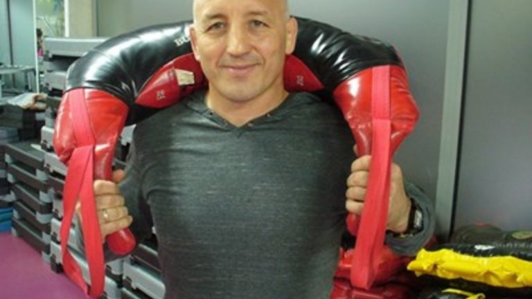 Идеята за Българската торба идва от начина, по който овчарите носят на врата си агнетата по Гергьовден.