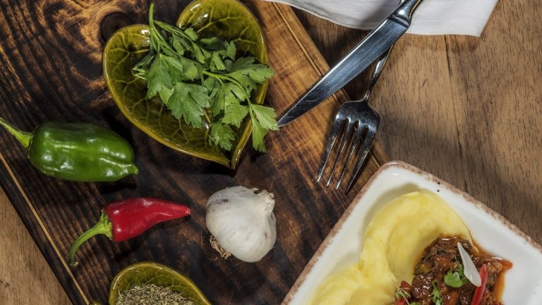 Kогато приготвяте вкусната местна рецепта за пилешка кавърма, вече ще знаете, че освен домашния вкус на приказното френско пиле, в нейните аромати се носи споменът за биографията на едно неповторимо българско село. И някъде там, в уханието на подправките, в топлата прегръдка на червеното вино и пикантната задявка на лютата чушка, в дъха на зехтина и пилешкия бульон, се пази старият вкус на храната, приготвяна в домовете и хановете на жеравненци.