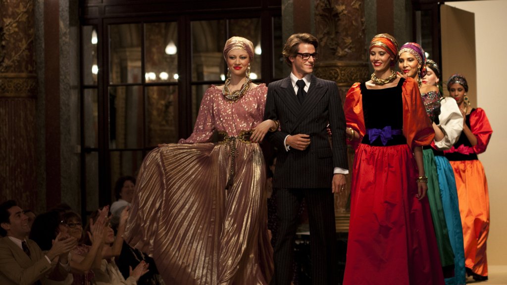 \"Истинският Сен Лоран\" (Saint Laurent, 2014)
Филмът на Бертран Бонело разказва за живота на колоса на модата Ив Сен Лоран през 70-те години на XX век. Мода, Париж, нощни клубове, алкохол, наркотици, секс – живот на пълни обороти, както подобава на 
