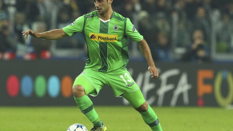 69 731 - толкова са пробяганите метри от Ларс Щиндъл, неуморният боец на Борусия (Мьонхенгладбах). Няма друг играч, тичал по-голямо разстояние в груповата фаза. Ларс го е покрил за 517 играни минути, което прави по 134 метра на минута средно! Не се спира този човек...