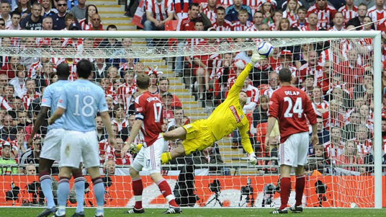 Стоук Сити достигна до финал през 2011-а, но отстъпи с 0:1 на Манчестър Сити след гол на Яя Туре. Преди това "грънчарите" на три пъти бяха достигали до полуфиналите.