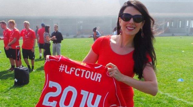 Линда Пизути позира с фланелката за турнето на Ливърпул