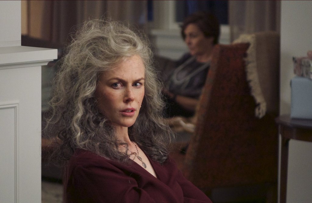 Top of the Lake: China Girl ("Повърхността на езерото")
Първата роля на малкия екран за Кидман всъщност беше във втория сезон на криминалния сериал Top of the Lake. Актрисата там си партнира с Елизабет Мос (“Разказът на прислужницата”) в мистерия, в която героинята на Мос - детектив Робин Грифин, се връща в родния Сидни и открива тялото на азиатско момиче, изхвърлено на брега. В търсене на убиеца тя среща изоставената си дъщеря и нейната осиновителка Джулия, изиграна от Никол.