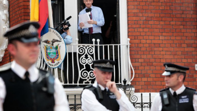 Основателят на Wikileaks не е излизал навън от 3 години