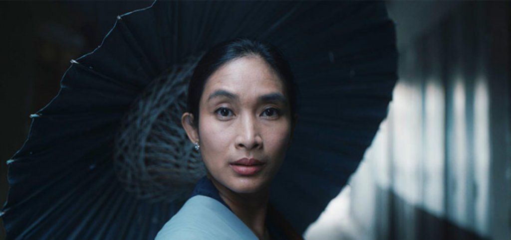 “Преди, сега и после”
Индонезийската историческа драма изследва психиката на жена, изживяваща криза на средната възраст. Историята се развива през 60-те години на миналия век. Главната героиня Нана се омъжва повторно след смъртта на съпруга си във войната в Западна Ява, но в новия ѝ брак е непрекъснато унижавана. Това продължава, докато Нана не среща една от любовниците на мъжа си и открива в нейно лице човек, пред когото може да сподели притесненията и надеждите си.