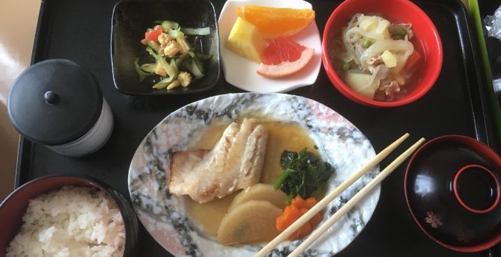 Сушени зеленчуци, Niku Jaga (месо с картофи), краставица и салата с царевица, ориз, мисо супа, зелен чай.