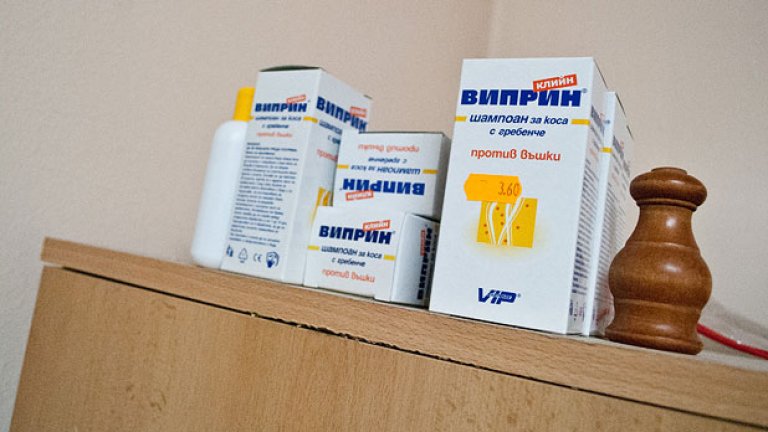 Преди да стигнат до храна и топло легло, посетителите минават през банята.