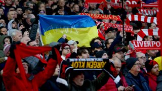 You'll Never Walk Alone в подкрепа на украинския народ и минимална победа за Ливърпул на "Анфийлд"