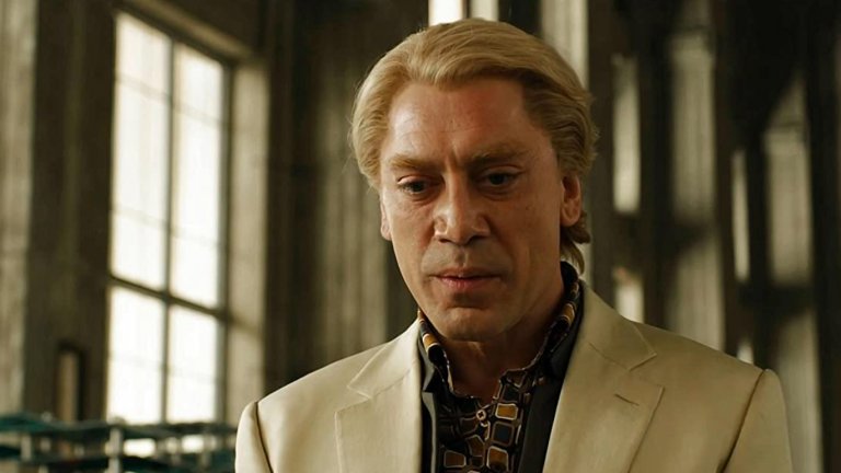 Силва
В “Скайфол” се увличаме в едно от най-мрачните и най-емоционалните приключения на Бонд, като историята отвежда шпионина в неговия дом от детството. Там той се изправя срещу душевно изтерзания Раул Силва (повече от брилянтен Хавиер Бардем), преследван от своите собствени демони от миналото, за да видим може би най-епичния сблъсък в цялата поредица на фона на планините в Шотландия.